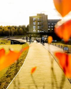 a group of people walking down a sidewalk at Lily Country Club in Klofta