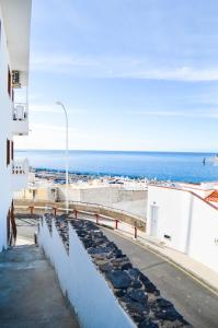 widok na ocean z budynku w obiekcie Banana Surf House w mieście Los Cristianos