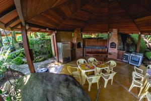 a patio with a table and chairs and a stove at Pousada Mata Nativa in Abraão