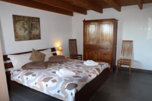Tempat tidur dalam kamar di Domaine de Cazaban