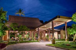 Ein Garten an der Unterkunft Khanom Beach Resort And Spa