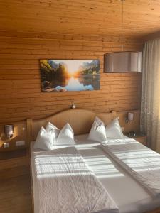 Postel nebo postele na pokoji v ubytování Landhof Aigner