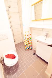 un bagno con un water e un lavandino di Golden River a Unterseen