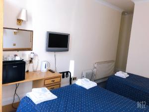 Postel nebo postele na pokoji v ubytování The Brompton Hotel