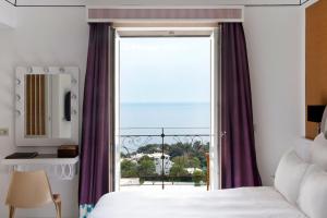 Ліжко або ліжка в номері Capri Tiberio Palace - The Leading Hotels of the World