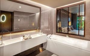 Ein Badezimmer in der Unterkunft Khanom Beach Resort And Spa