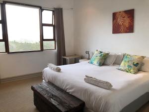 Llit o llits en una habitació de Rainforest Ridge Eco Resort