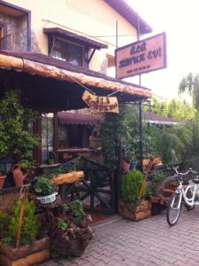 una tienda con una bicicleta estacionada fuera de un edificio en Ala Otel Konuk Evi Agva, en Sile