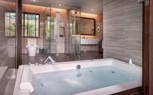 Ein Badezimmer in der Unterkunft Khanom Beach Resort And Spa