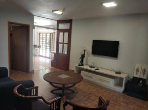Uma TV ou centro de entretenimento em Pousada Falls Park