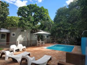 A piscina localizada em Pousada Falls Park ou nos arredores