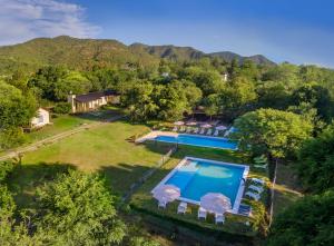 una vista aérea de una casa con piscina en La Faustina Casas de Campo en Villa General Belgrano