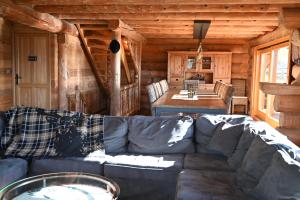 a living room with a couch in a log cabin at Chalet Sempre Més in Font-Romeu-Odeillo-Via