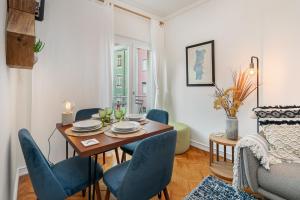una sala da pranzo con tavolo e sedie di WHome | Estrela Family Apartment perfect for Families & Friends a Lisbona