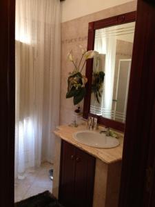 łazienka z umywalką i lustrem w obiekcie Villa Ortensia, villa in Alto Salento w mieście Torre Ovo +23 zdjęcia