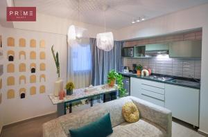 Prime Select Kattameya Bavaria Town في القاهرة: غرفة معيشة مع أريكة ومطبخ