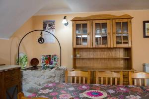 La Parrilla的住宿－Casa rural con jacuzzi，一间带桌子的厨房和一间餐厅