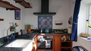 Kuchyň nebo kuchyňský kout v ubytování Casa Volta do Mar