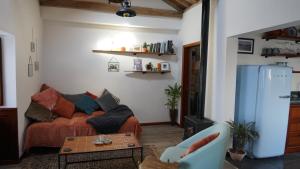奧爾塔的住宿－Casa Volta do Mar，客厅配有沙发和桌子