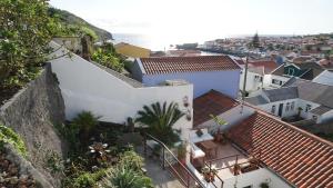 Blick auf eine Stadt mit Häusern und das Meer in der Unterkunft Casa Volta do Mar in Horta