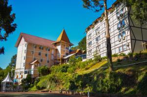 un gran edificio en la cima de una colina en Sky Valle Hotel en Gramado