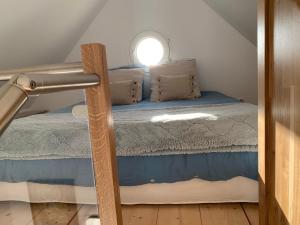 1 dormitorio con litera y ventana en Chalet TOUSVENTS, en Saint-Georges-de-Didonne