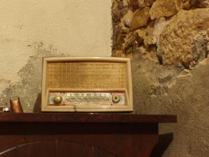 Ein altes Radio steht oben auf einem Regal. in der Unterkunft La Llicorella in Falset
