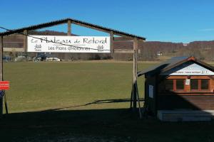 勒格兰阿伯尔热芒L'échappée Belle的建筑物旁边一块指示田地的标志 更多5张照片