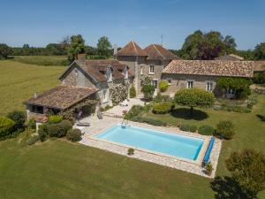 een luchtzicht op een huis met een zwembad bij Chambres d'Hôtes La Pocterie in Vouneuil-sur-Vienne