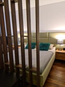 - une chambre avec un lit superposé en bois dans l'établissement Mona Apartamentai, à Telšiai