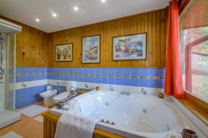 O baie la Villa Anna Luxury Lake Residence +69 fotografii