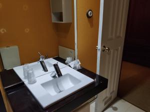 W łazience znajduje się biała umywalka i czarny blat. w obiekcie Casa Da Avo - Turismo De Habitacao w mieście Torre de Moncorvo