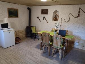 een kamer met een tafel met stoelen en een laptop erop bij chalupa samo in Lúčky