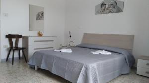 a bedroom with a bed with two towels on it at La casa del Belvedere in Grassano