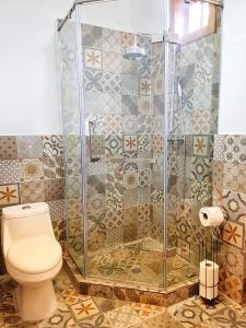 un baño con inodoro y ducha en VENICE by luxury Atitlan, en San Pedro La Laguna