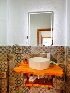 un baño con lavabo y espejo en VENICE by luxury Atitlan, en San Pedro La Laguna