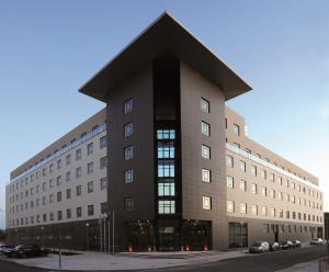 un grand bâtiment avec un toit noir dans l'établissement Vila Gale Coimbra, à Coimbra