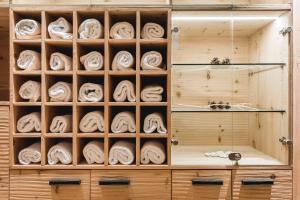 een kast gevuld met houten kasten gevuld met hoeden bij Seefelds Bed & Breakfast in Seefeld in Tirol +37 foto's
