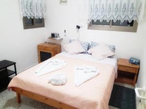 - une chambre avec un lit et 2 serviettes dans l'établissement Carmela House, à Arad