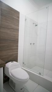 uma casa de banho branca com um WC e um chuveiro em Casa Umiña Boutique Hotel Manta em Manta