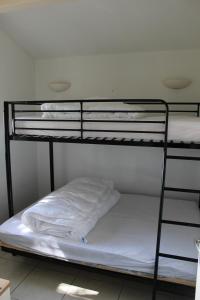 Двухъярусная кровать или двухъярусные кровати в номере Villa au bord de mer, avec vue mer et accès plage