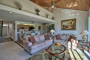 1 Mi to PGA Golf Retreat with Pool in Palm Beach的休息区