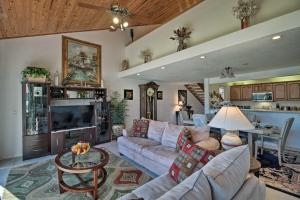 1 Mi to PGA Golf Retreat with Pool in Palm Beach的休息区