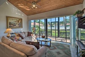 棕榈滩花园1 Mi to PGA Golf Retreat with Pool in Palm Beach的带沙发和桌子的客厅