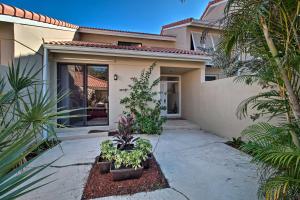 1 Mi to PGA Golf Retreat with Pool in Palm Beach外面的花园
