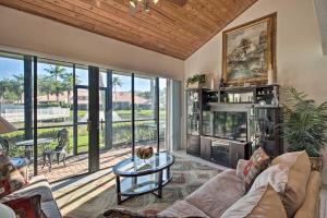 棕榈滩花园1 Mi to PGA Golf Retreat with Pool in Palm Beach的带沙发和桌子的客厅