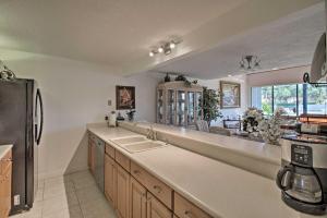 1 Mi to PGA Golf Retreat with Pool in Palm Beach的厨房或小厨房