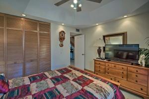 1 Mi to PGA Golf Retreat with Pool in Palm Beach客房内的一张或多张床位