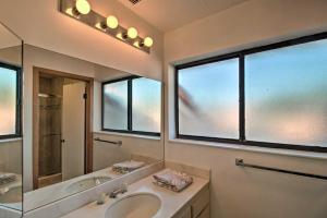 棕榈滩花园1 Mi to PGA Golf Retreat with Pool in Palm Beach的带水槽和大窗户的浴室