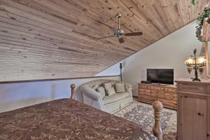 1 Mi to PGA Golf Retreat with Pool in Palm Beach的电视和/或娱乐中心